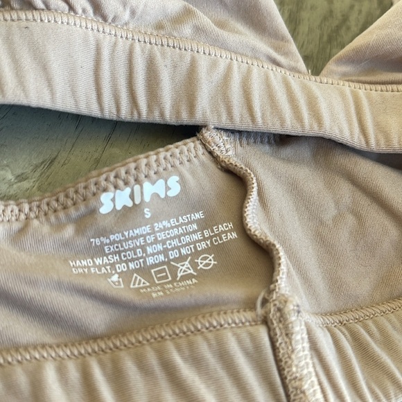 Skims Wireless Nude adjustable strap bra/sports bra - Picture 5 of 5